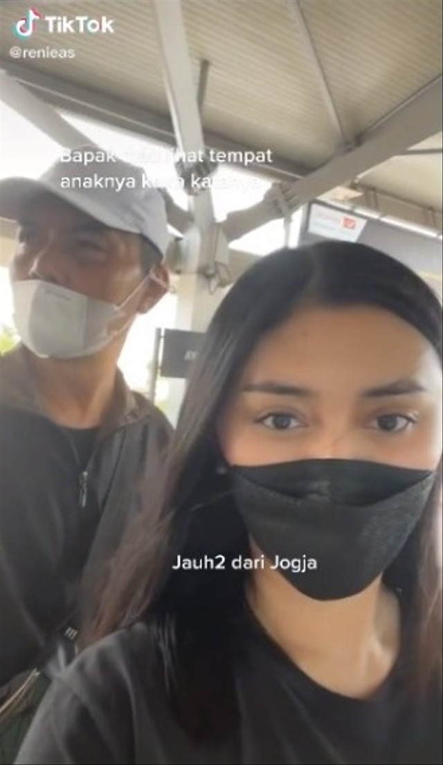 Kisah seorang ayah datang jauh-jauh ke ibu kota demi bertemu putrinya yang bekerja sebagai presenter berita. (Foto: TikTok/@renieas)