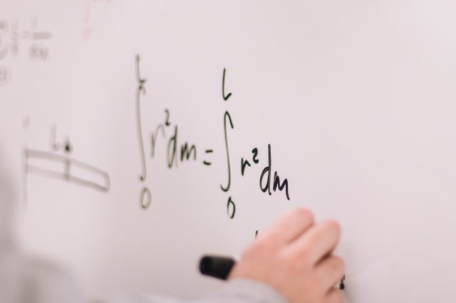 Ilustrasi pertidaksamaan nilai mutlak linear satu variabel. Foto: dok. https://unsplash.com/