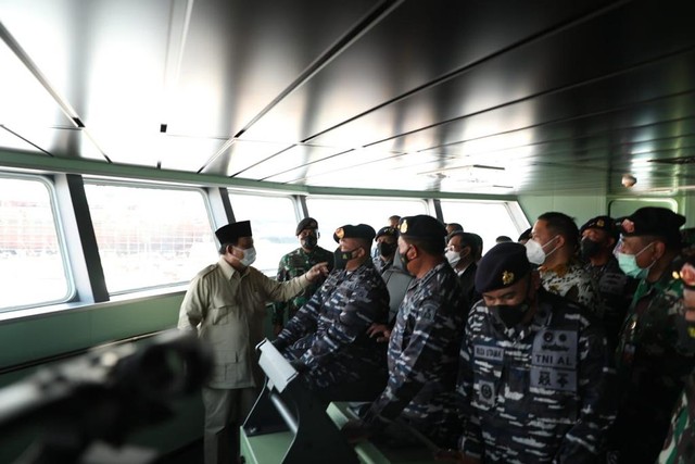 Menhan Prabowo Subianto Serahkan Dua Kapal Angkut Tank ke TNI AL Foto: Dok. Humas Kemenhan