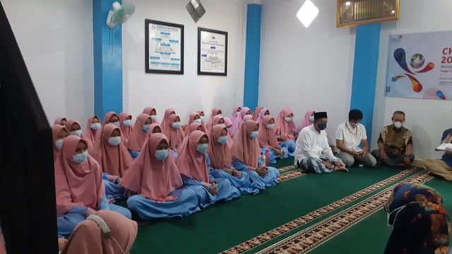 Santri sedang mendengarkan kajian di pondok pesantren.