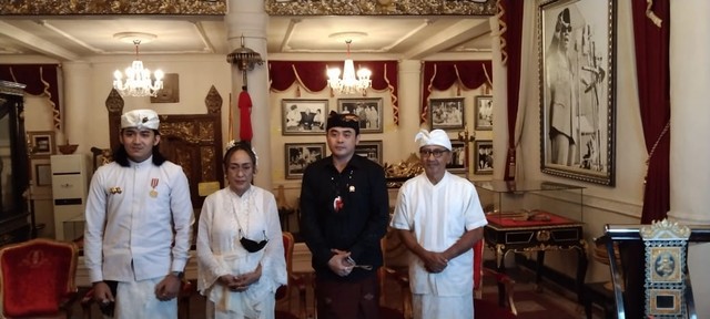 Sukmawati bersama.Arya Wedakarna (baju hita)