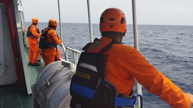 Kapal kargo KM Liberty 1 tenggelam akibat diterjang badai di perairan Bali utara. Foto: Dok. Istimewa