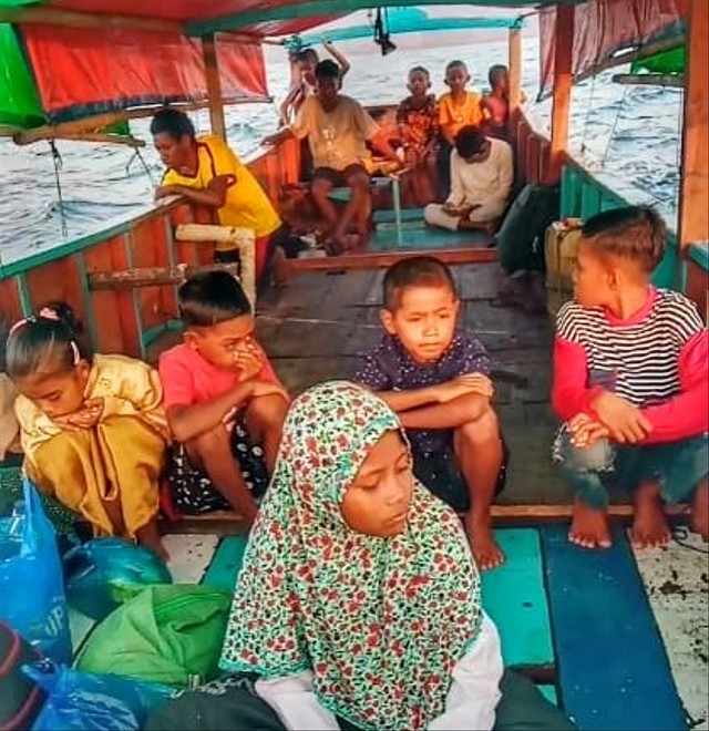 Tak Ada Internet dan Listrik, Siswa SD di Sikka Seberangi Pulau demi Ikut Ujian