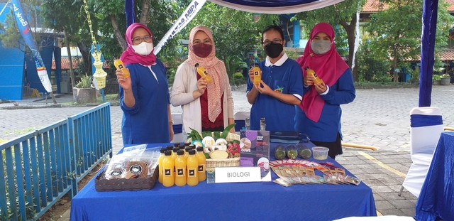 Tim P2M Prodi Biologi FMIPA UNS dan Produk Minuman Sari Jeruk pada Kegiatan Pameran dalam Rangka Dies Natalis FMIPA UNS ke-25