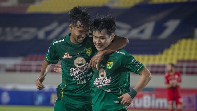 Pemain Persebaya Surabaya Teisei Marukawa (kanan) melakukan selebrasi dengan Akbar Firmansyah (kiri) usai mencetak gol gawang Persija Jakarta pada pertandingan BRI Liga I. Foto: Mohammad Ayudha/Antara Foto
