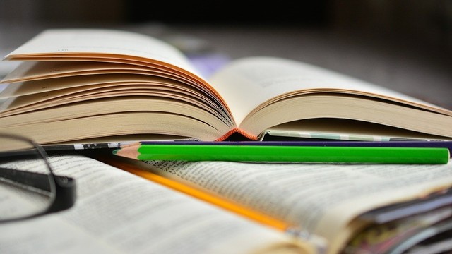 10 Contoh kata hubung dan penggunaannya dalam Bahasa Indonesia. (Photo Buku Halaman by congerdesign/3754 images on pixabay)