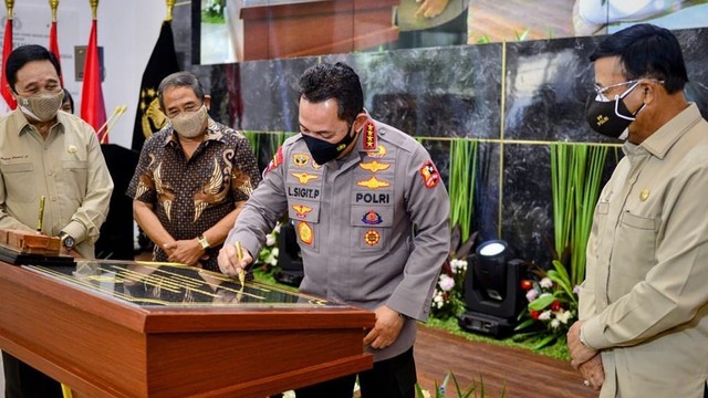 Kapolri Jenderal Listyo Sigit saat meresmikan revitalisasi Museum Polri. Foto: Instagram/@kepalakepolisian_ri