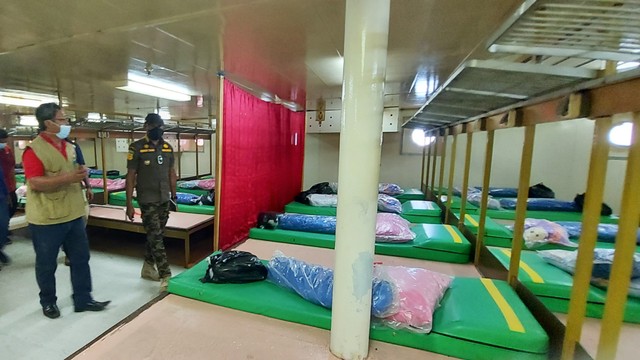 Wali Kota Jayapura, Benhur Tomi Mano mengecek lokasi KM Tidar sebagai lokasi isoter terapung di Kota Jayapura. (BumiPapua.com/Qadri Pratiwi)