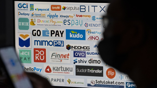 Warga mengamati aplikasi-aplikasi 'start up' yang dapat diunduh melalui telepon pintar. Foto: ANTARA FOTO/Aditya Pradana Putra