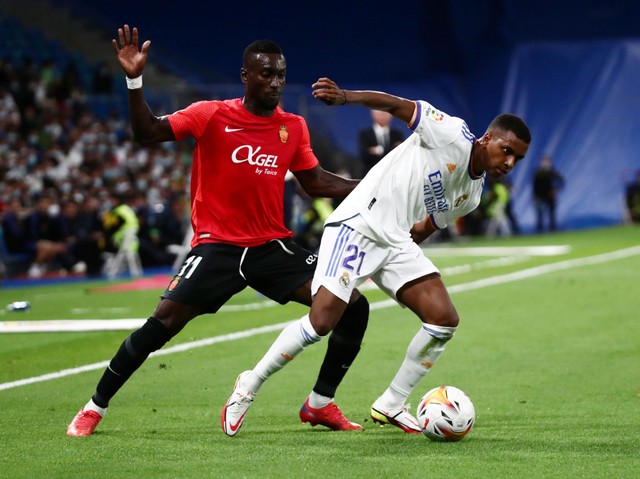 Pemain Real Madrid Rodrygo duel dengan pemain RCD Mallorca Lago Junior saat bertanding di Santiago Bernabeu, Madrid, Spanyol. Foto: Sergio Perez/Reuters
