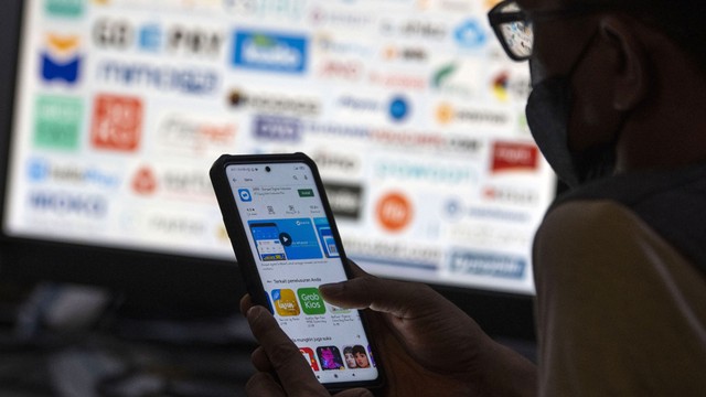 Warga mengamati aplikasi-aplikasi 'start up' yang dapat diunduh melalui telepon pintar. Foto: ANTARA FOTO/Aditya Pradana Putra