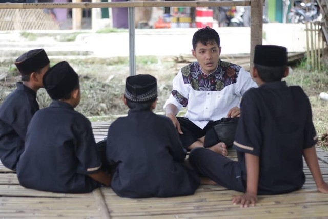 Salah satu kegiatan pemberdayaan generasi dini yang diinisiasi Rumah Sosial Kutub. Foto: Dok. Rumah Sosial Kutub