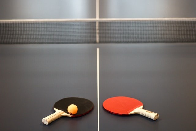Pukulan backhand dalam tenis meja. Sumber: unsplash.com