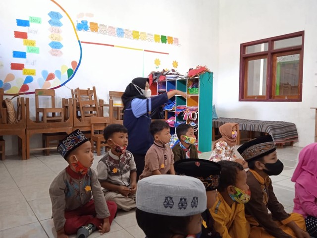 Mahasiswa KKN UIN WALISONGO SEMARANG kelompok 119 sedang membantu pembelajaran tatap muka.