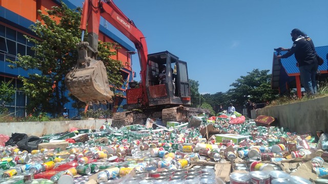 Pemusnahan barang bukti minuman beralkohol. Foto: Khairul S/kepripedia.com