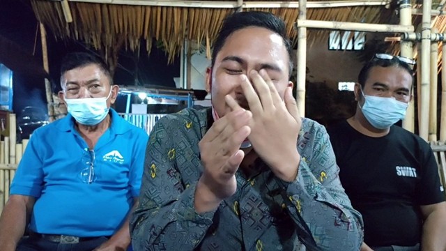 Desmond Sumendap, Pendeta Jemaat Gereja Masehi Advent Hari Ketujuh (GMAHK) di Desa Tumaluntung, Kecamatan Tareran, Kabupaten Minahasa Selatan (Minsel), Sulawesi Utara, menghapus air matanya saat mencurahkan isi hatinya terkait dengan perusakan yang terjadi di rumah ibadahnya