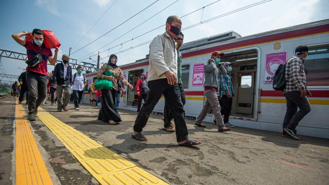 Sejumlah penumpang berjalan usai turun dari rangkaian kereta rel listrik (KRL) Commuterline di Stasiun KA Bogor, Kota Bogor, Jawa Barat, Senin (19/10/2020). Foto: ADITYA PRADANA PUTRA/ANTARA FOTO