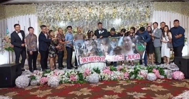 Viral aksi kocak pria beberkan foto aib pengantin yang merupakan sahabatnya di pelaminan. (Foto: TikTok/@aphen_chai)