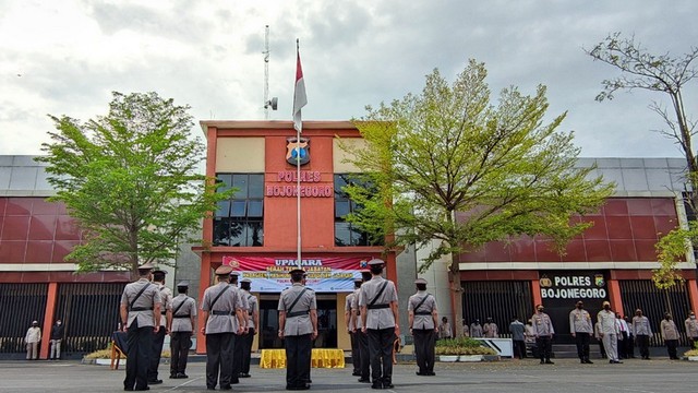 Kapolres Bojonegoro AKBP EG Pandia, saat pimpin serah terima jabatan (Sertijab) sejumlah perwira di jajaran Polres Bojonegoro. Rabu (27/10/2021) (foto: dok istimewa)