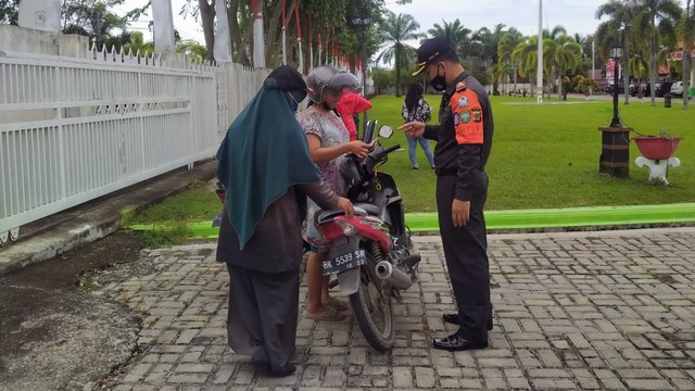 Razia busana ketat di jalan protokol depan Kantor Bupati Aceh Barat, Rabu (27/10). Foto: Dok. Satpol PP & WH Aceh Barat