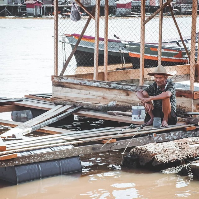 Duduk santai sambil memancing. Foto: Wardiman