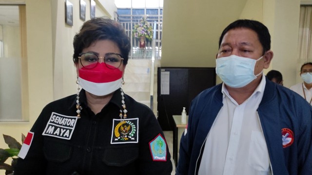 Anggota Dewan Perwakilan Daerah (DPD) RI, Maya Rumantir, dan kepala BP2MI Sulawesi Utara, Hendra Makalalag