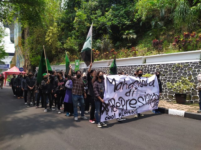 Aksi Massa, Mahasiswa UMM yang tergabung dalam HMI UMM. (26/10). 