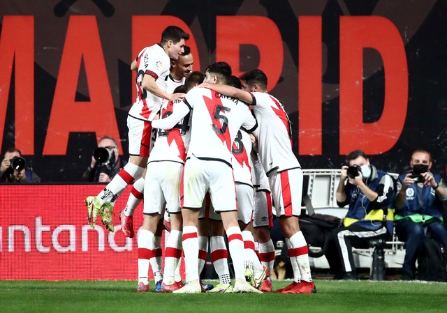 Pemain Rayo Vallecano Radamel Falcao merayakan gol pertama mereka bersama rekan setim saat melawan FC Barcelona di Estadio de Vallecas, Madrid, Spanyol, Rabu (27/10/2021). Foto: Sergio Perez/Reuters
