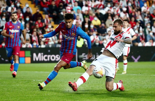 Pemain Rayo Vallecano Esteban Saveljich duel dengan pemain FC Barcelona Philippe Coutinho di Estadio de Vallecas, Madrid, Spanyol, Rabu (27/10/2021). Foto: Sergio Perez/Reuters