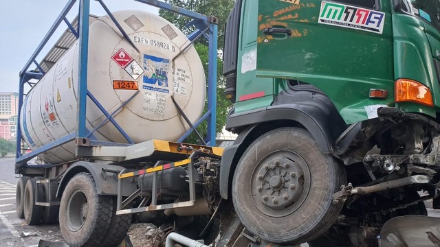 Kecelakaan truk tangki B 9288 UIZ lepas kendali menabrak pagar pembatas jalan di Jl. Letjend S Parman GT. Tanjung Duren arah Slipi. Foto: Twitter/@TMCPoldaMetro