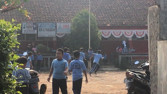 Siswa SDN 02 Pabuaran Gunungsindur sedang melakukan pembelajaran tatap muka terbatas (PTM). [Foto: iklimah] 