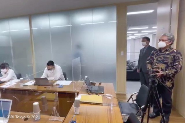 Dubes Heri Akhmadi kunjungi ruang ujian Seleksi Kompetensi Dasar Calon Aparatur Negeri Sipil. Foto KBRI Tokyo
