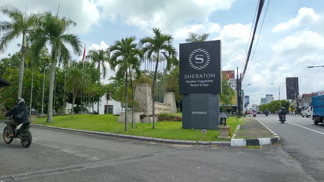 Hotel bintang 5 Sheraton Mustika di Kabupaten Sleman, DIY yang jadi tempat raker KPK. Foto: Arfiansyah Panji Purnandaru/kumparan