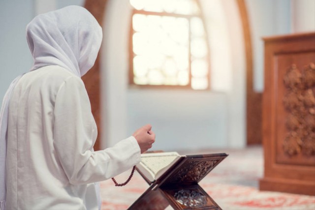 Dalam ajaran agama Islam, wanita sangatlah dimuliakan. Sumber: Freepik.com