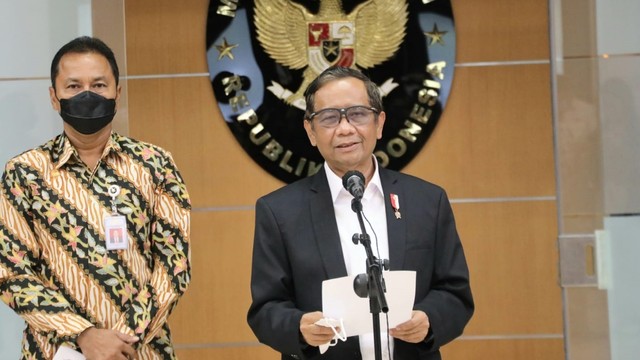 Menko Polhukam Mahfud MD gelar konferensi pers soal gelar Pahlawan Nasional, Kamis (28/10). Foto: Humas Kemenko Polhukam