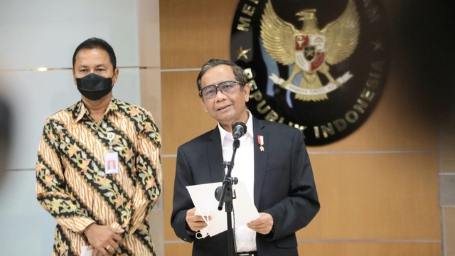 Menko Polhukam Mahfud MD gelar konferensi pers soal gelar Pahlawan Nasional, Kamis (28/10). Foto: Humas Kemenko Polhukam