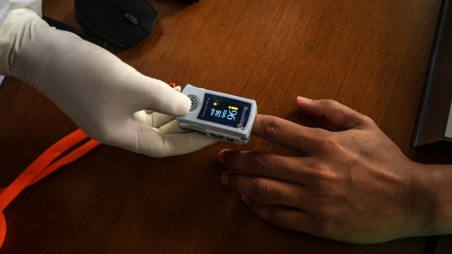 Penggunaan pulse oximeter untuk mengetahui saturasi oksigen. Foto: Pixabay
