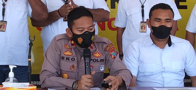 Wakapolres Sorong Kota Kompol Eko Yusmiarto didampingi Kasat Reskrim Polres Sorong Kota, saat memberikan keterangan pers, foto: Yanti/Balleo News