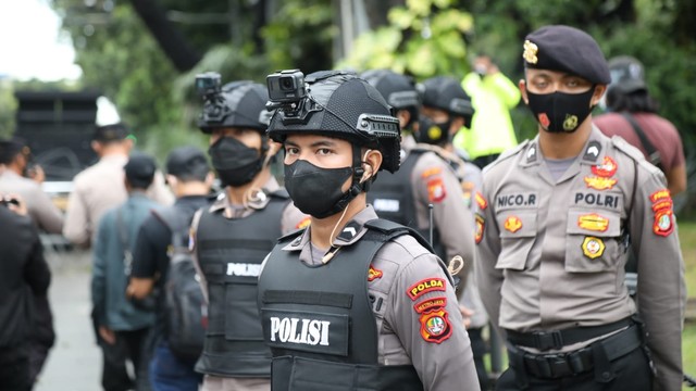 Polisi dibekali action camera yang diletakan di helm saat unjuk rasa memperingati Sumpah pemuda di Jalan Medan Merdeka Barat, Jakarta, Kamis (28/10).  Foto: Aditia Noviansyah/kumparan