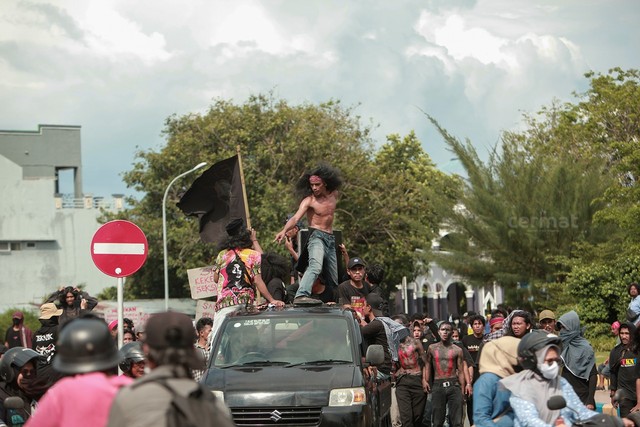 Massa aksi memenuhi jalan utama depan Kantor Wali Kota Ternate. Foto: Gustam Jambu/cermat