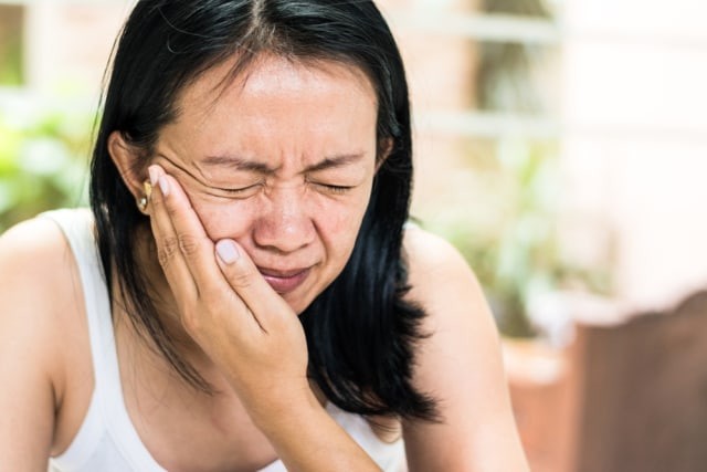 Cara mengatasi sakit gigi berlubang tanpa obat. Foto: Shutterstock