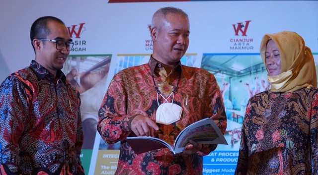 Founder & CEO PT Widodo Makmur Perkasa Tbk, IR. Tumiyana (tengah).
 Foto: PT Widodo Makmur Perkasa Tbk