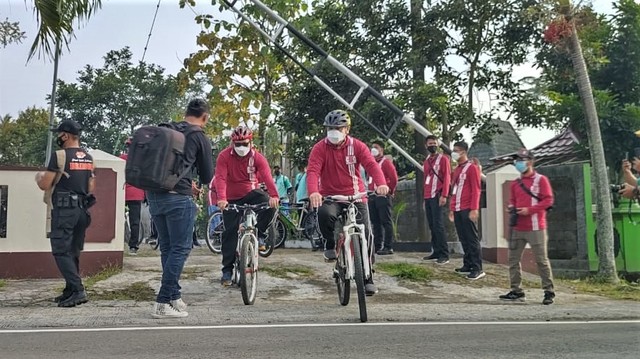 Ketua KPK Firli Bahuri bersepeda dari Polsek Ngemplak Sleman menuju Warung Kopi Klotok, Pakem, Sleman. Foto: Arfiansyah Panji Purnandaru/kumparan