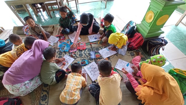 Suasana Taman Belajar 'Ruang Ceria' yang ramai anak-anak untuk belajar sambil bermain di Balai Padukuhan Gebang, Kalurahan Pengkol, Kapanewon Nglipar, Gunungkidul. Foto: Erfanto/Tugu Jogja