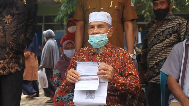Usman Majid (84 tahun), penerima vaksin tertua di Aceh Barat. Foto: Siti Aisyah/acehkini