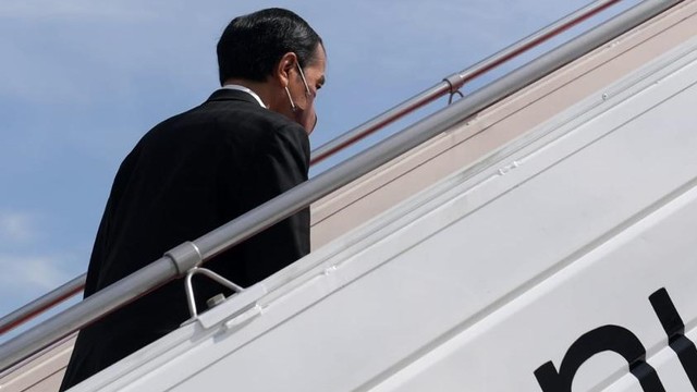 Presiden Jokowi menaiki tangga pesawat saat kunjungan kerja ke Luar Negeri. Foto: Dok. Kris - Biro Pers Sekretariat Presiden