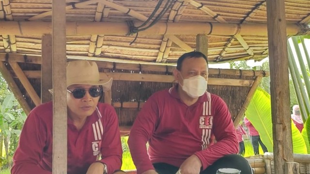 Wakil Ketua KPK Alexander Marwata (kiri) dan Ketua KPK Firli Bahuri (kanan) di Warung Kopi Klotok di Pakem, Kabupaten Sleman, Jumat (29/10). Foto: Arfiansyah Panji Purnandaru/kumparan