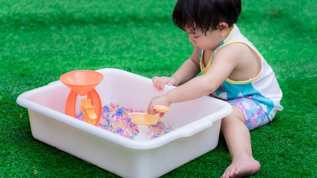 Ilustrasi anak main water beads. Dok: Shutterstock
