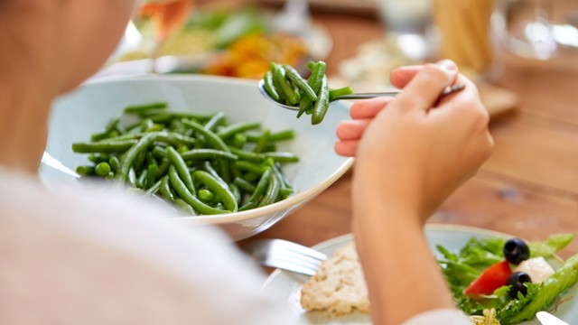 Ibu hamil makan buncis. Foto: Shutter Stock