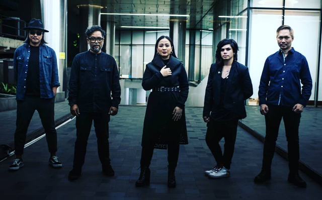 Band Cokelat X Astrrid. Foto: Instagram/cokelat_band